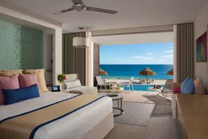 Preferred Club Junior Suite Swim-out Ocean Front